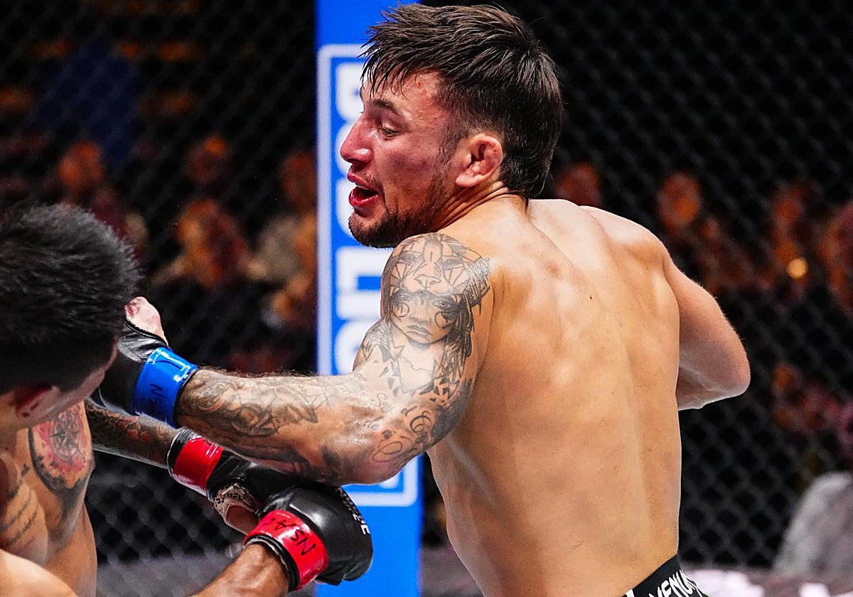 Esteban Ribovics conecta una izquierda durante un combate