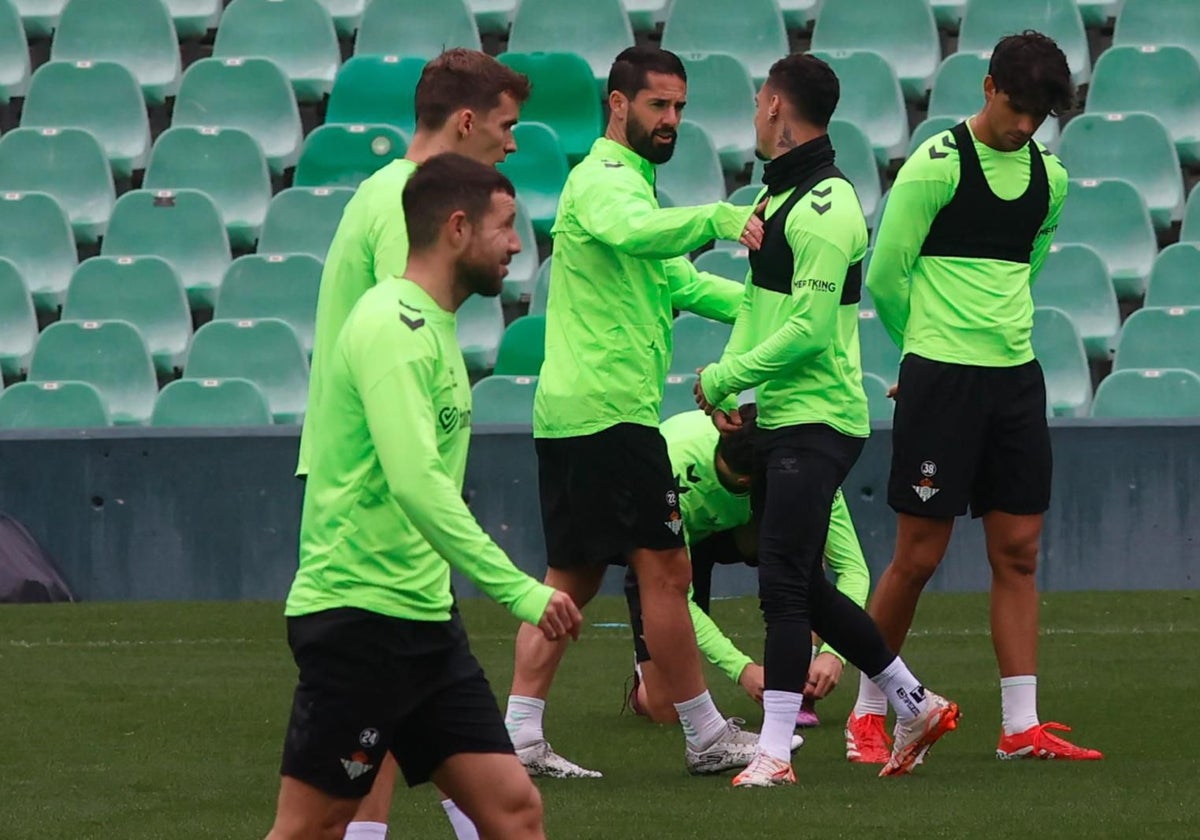 Isco habla con Antony durante el entrenamiento del Betis