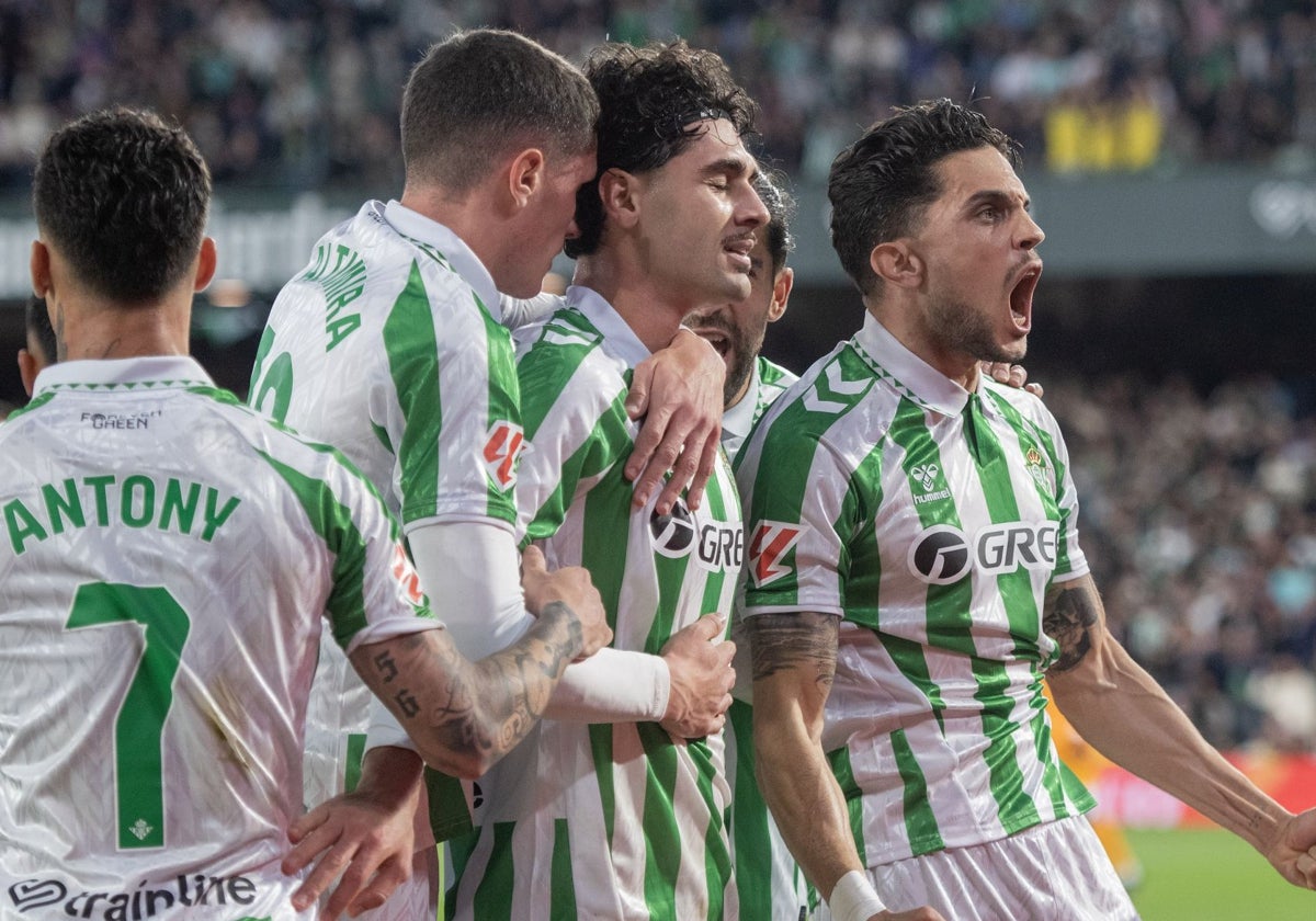 Antony, Altimira, Ricardo Rodríguez y Bartra celebran con Johnny Cardoso el primer gol del Betis ante el Madrid