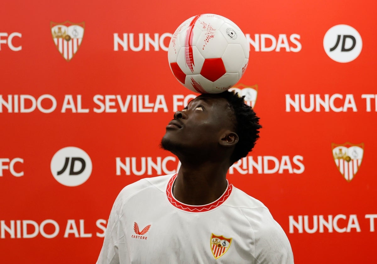 Akor Adams hace juegos con la pelota en su presentación con el Sevilla.