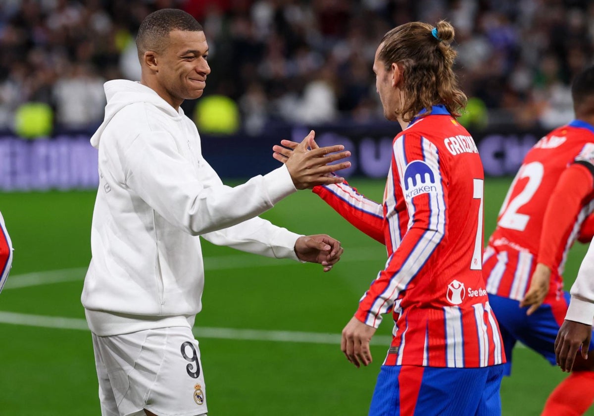 Mbappé y Griezmann se saludan antes del comienzo del Madrid-Atlético