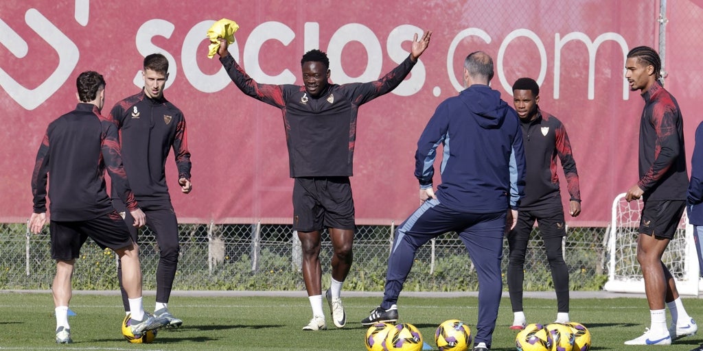 Akor Adams toca balón en el césped