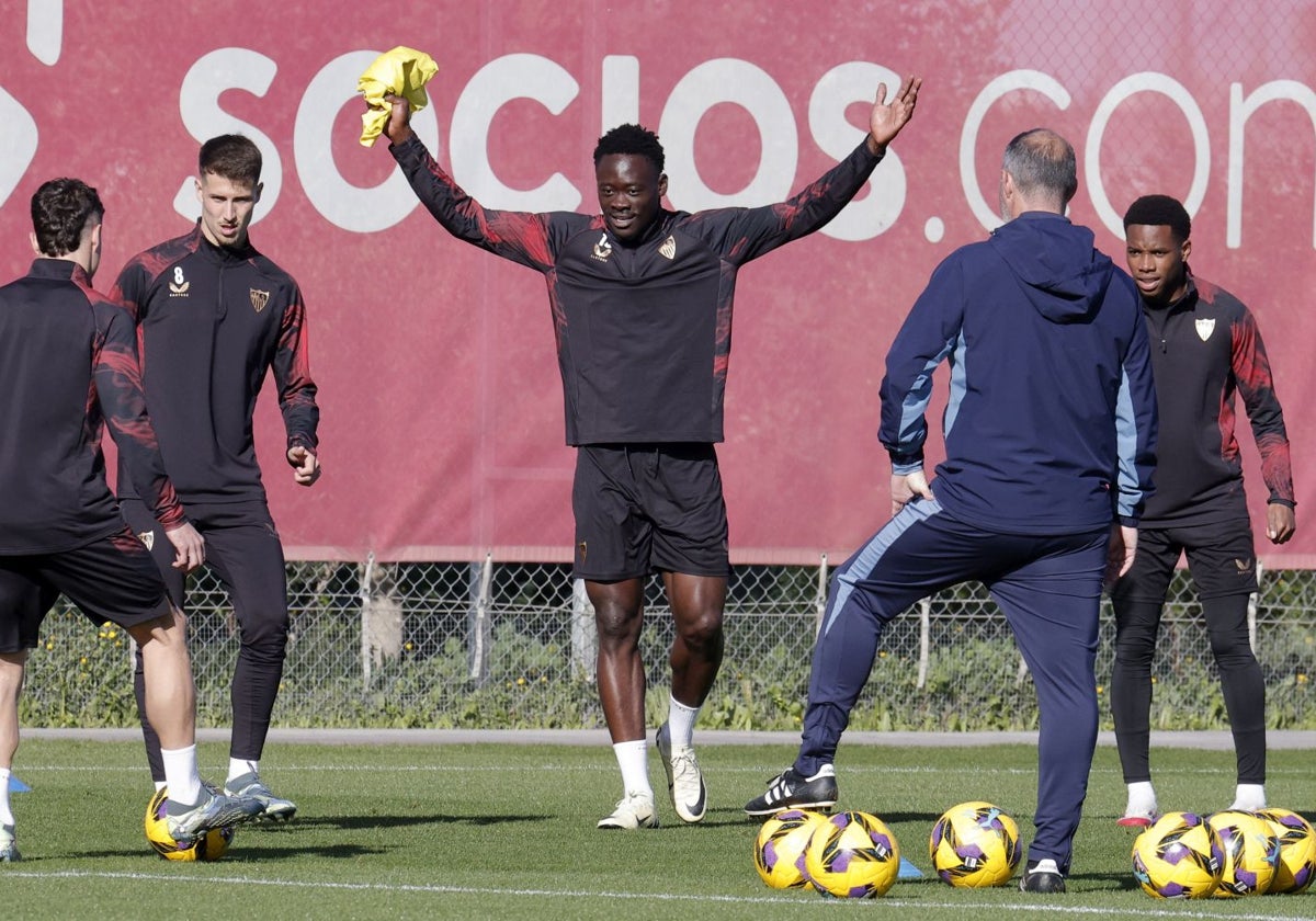 Akor Adams, junto a varios compañeros, en un entrenamiento