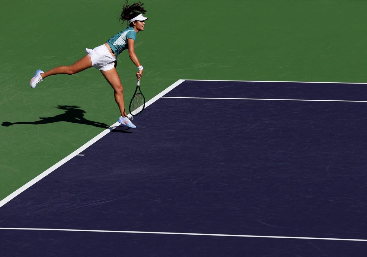 Emma Raducanu, durante un entrenamiento en las nuevas pistas de Indian Wells