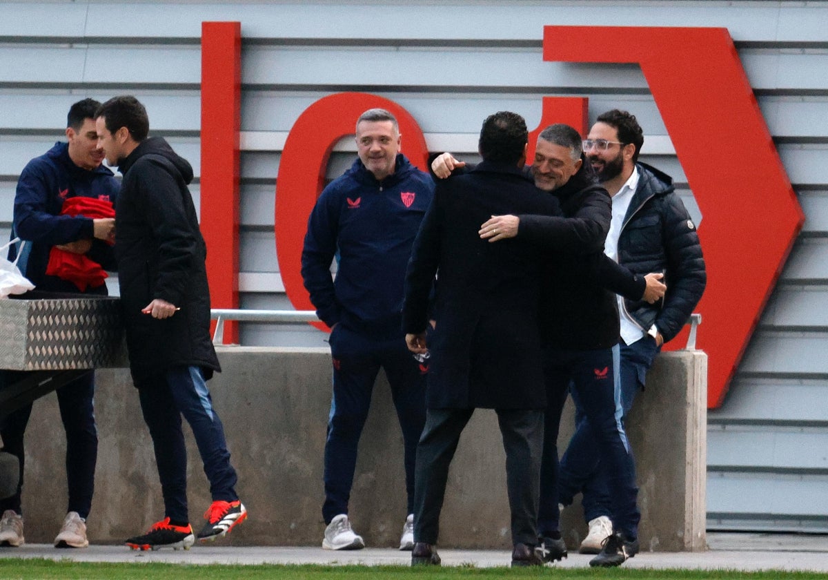García Pimienta abraza al presidente en presencia del director deportivo
