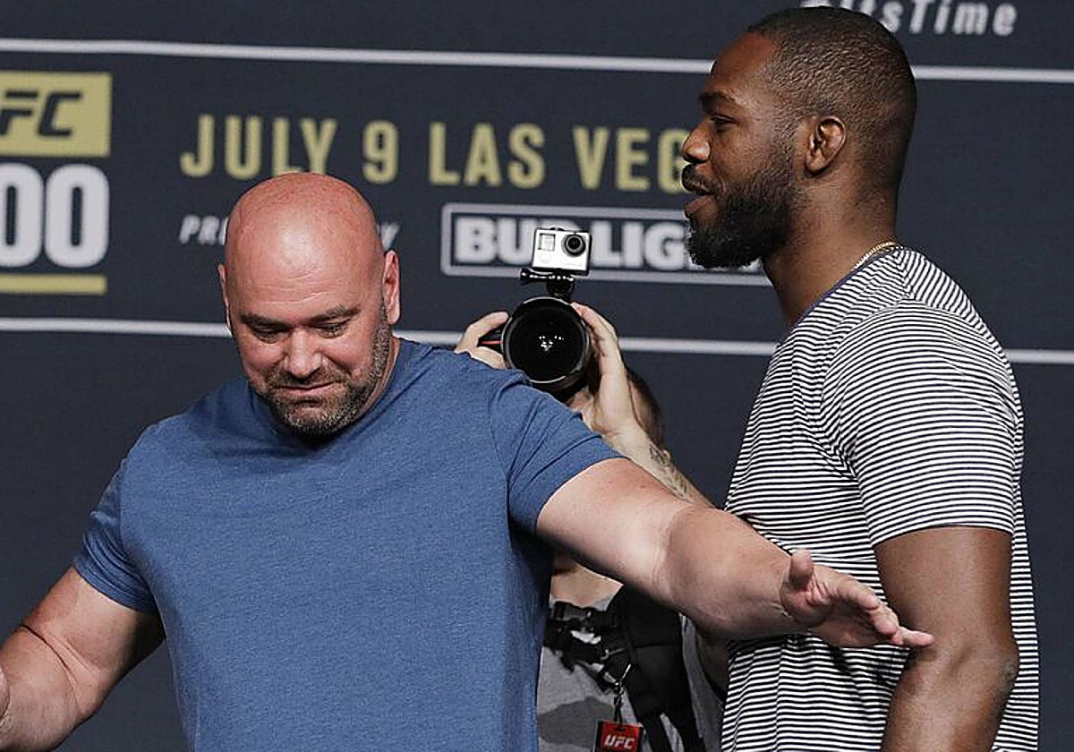 El presidente de la UFC, Dana White, junto a Jon Jones