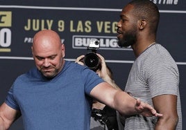 El presidente de la UFC, Dana White, junto a Jon Jones