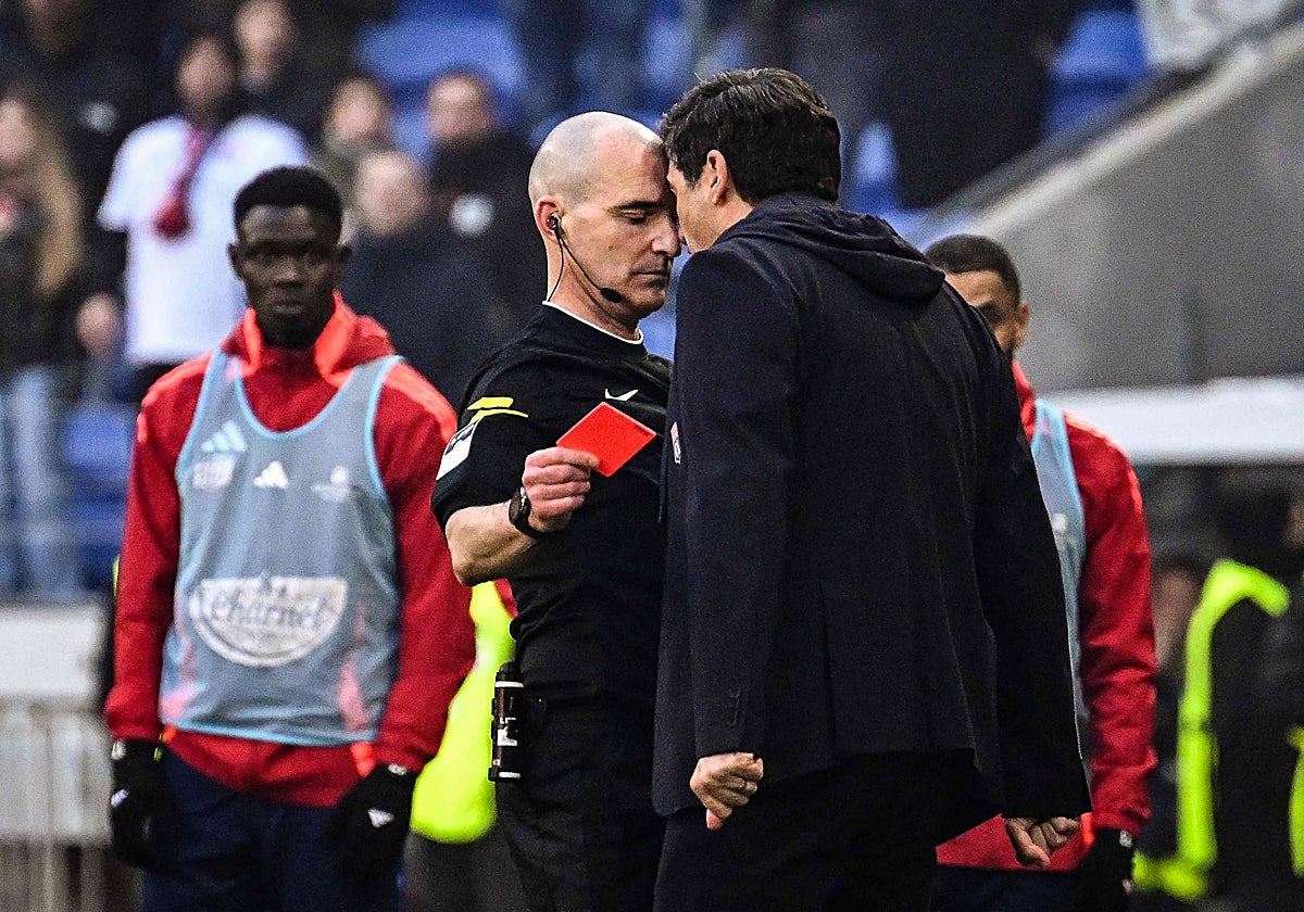 Fonseca, frente con frente con el árbitro Benoit Millot