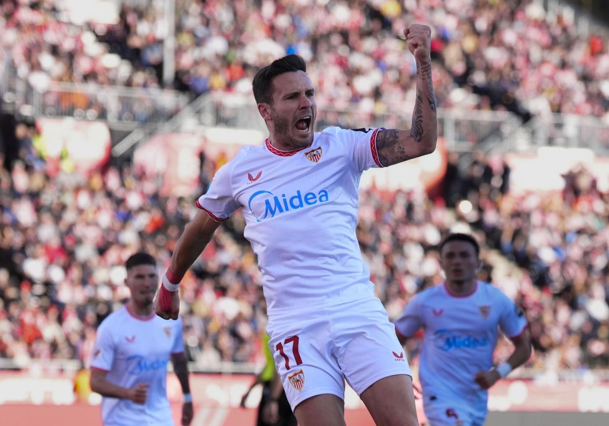 El centrocampista del Sevilla Saúl Ñíguez celebra tras anotar un gol ante el Girona durante el partido de LaLiga celebrado en Montilivi