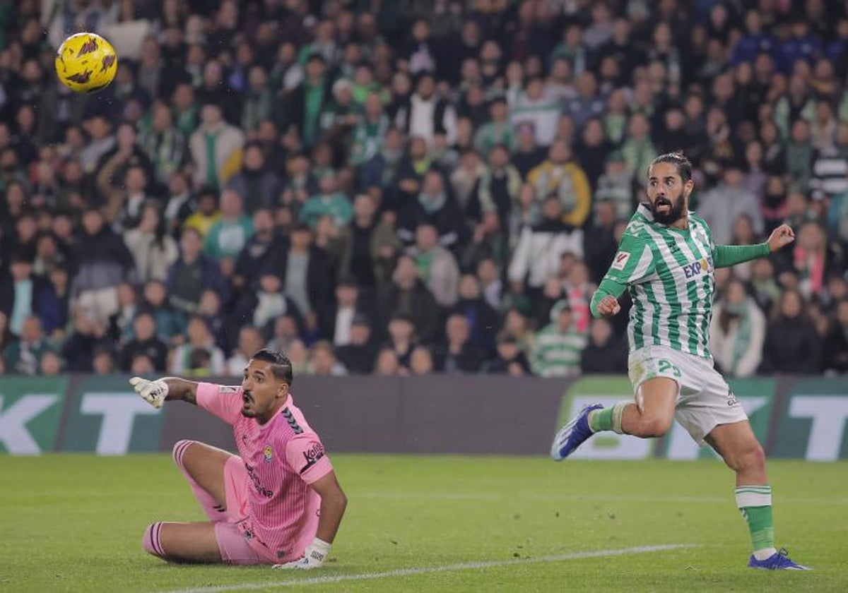 Álvaro Valles sale al paso de Isco en un Betis - Las Palmas disputado en 2023