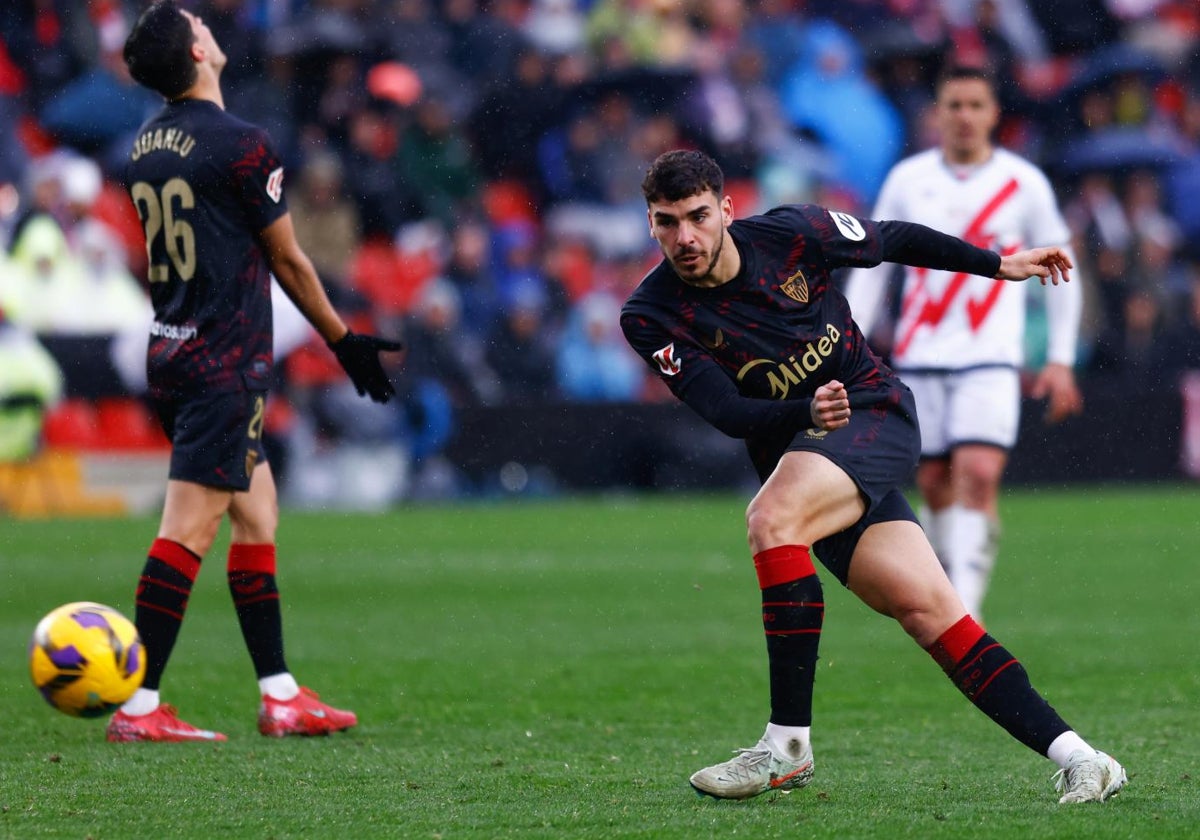 Isaac Romero lanza un balón ante el Rayo Vallecano en el duelo correspondiente a la jornada 26 de LaLiga