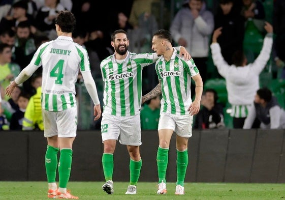 Isco celebra con Antony su gol al Vitoria de Guimaraes