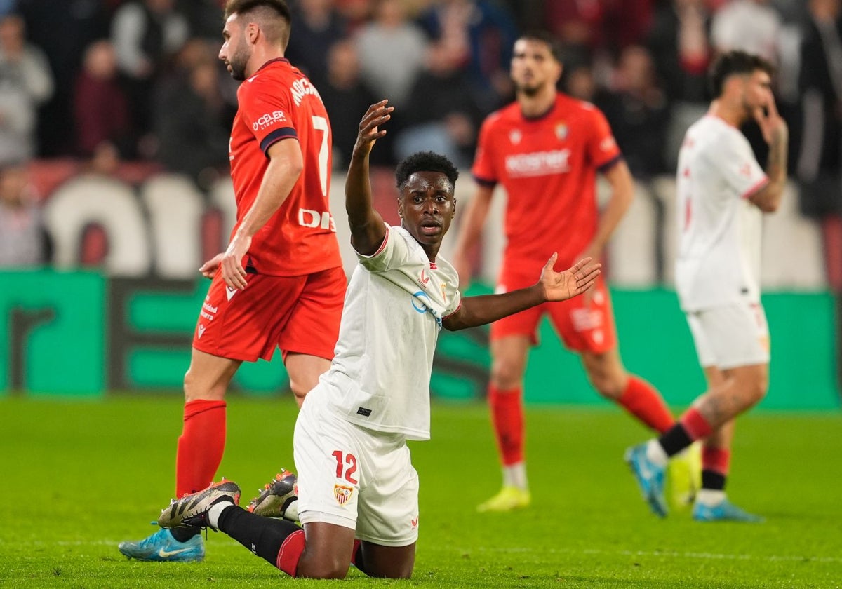 Sambi Lokonga hace un gesto durante el Sevilla - Osasuna de esta temporada