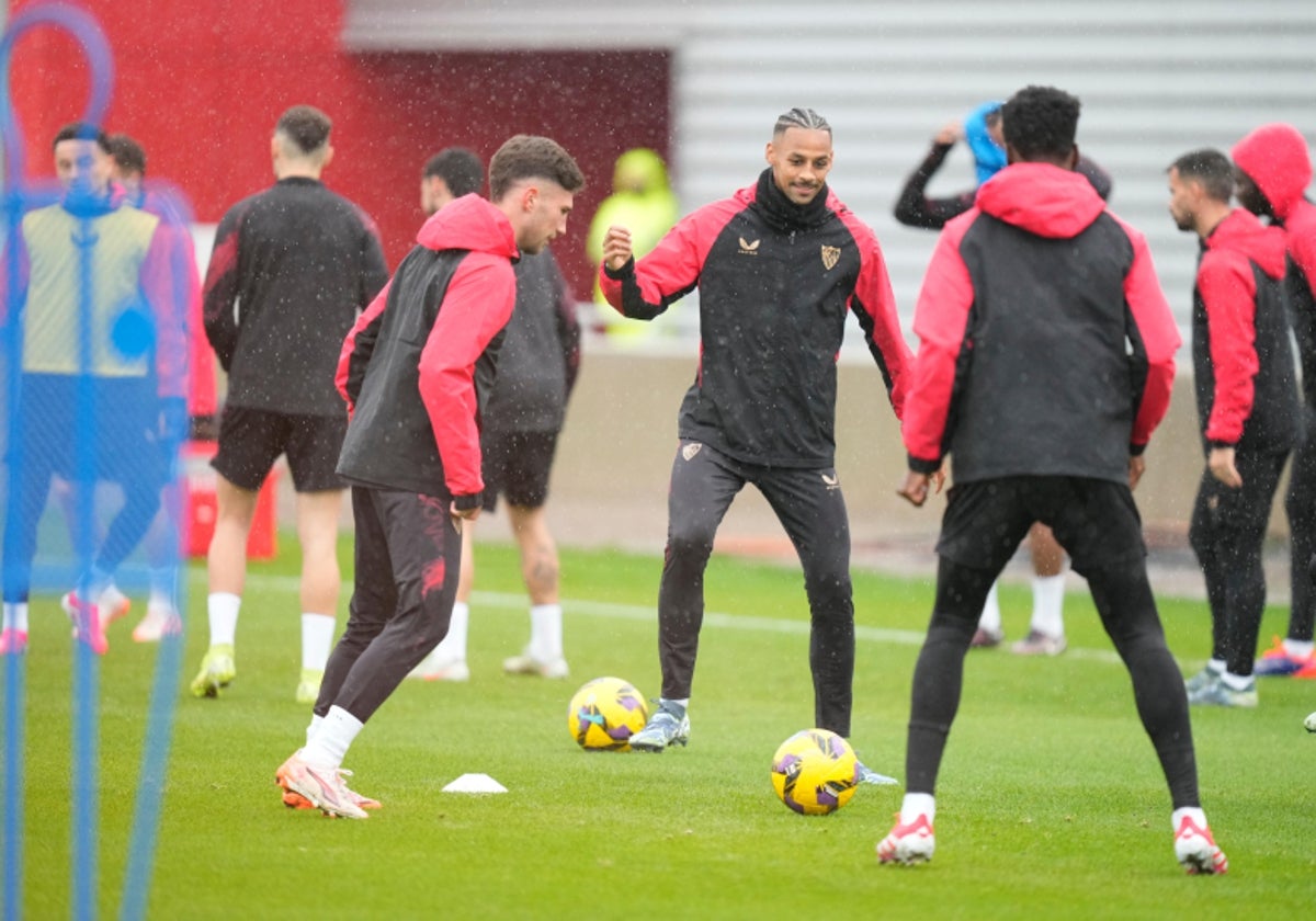 El Sevilla ultima su visita a San Sebastián bajo la lluvia