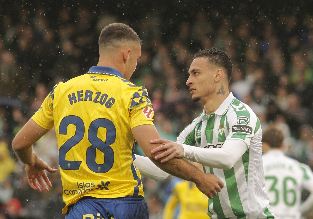 Antony sujeta a Herozg durante el Betis - Las Palmas