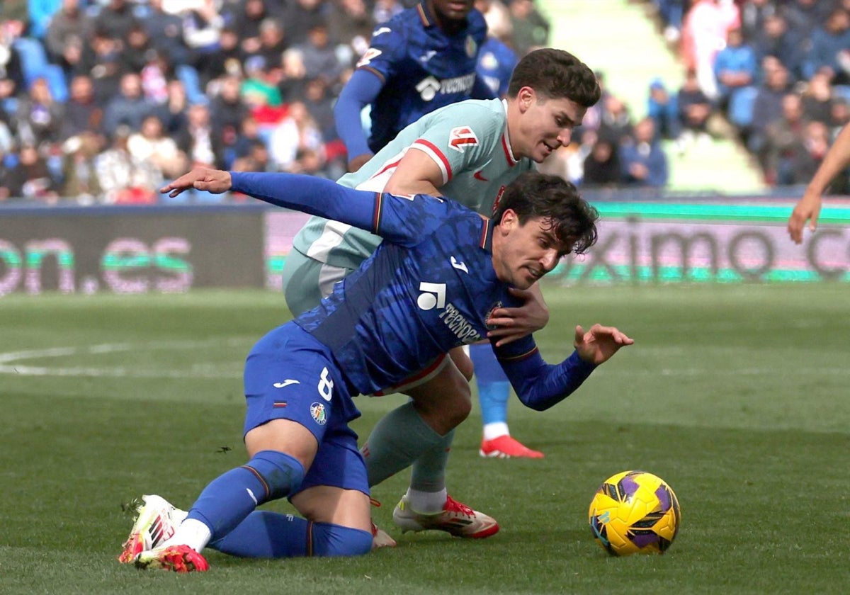 Arambarri protege el balón ante Julián Álvarez