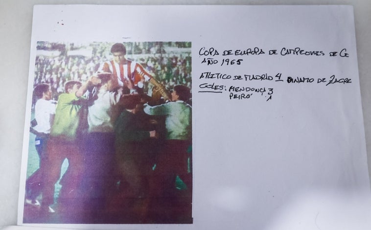 Imagen principal - Recortes y fotos que Escudero aporta de su época del Atlético. Entre otros, cuando salió a hombros del Metropolitano.