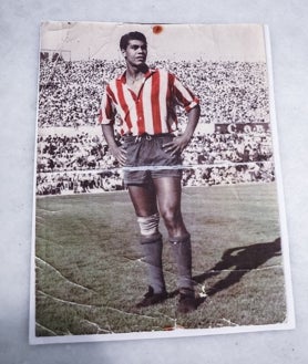 Imagen secundaria 2 - Recortes y fotos que Escudero aporta de su época del Atlético. Entre otros, cuando salió a hombros del Metropolitano.