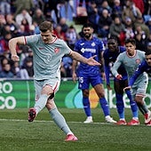 El discutido penalti a favor del Atlético fue correcto: no es una acción accidental