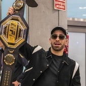 Ilia Topuria sostiene el cinturón de campeón de la UFC