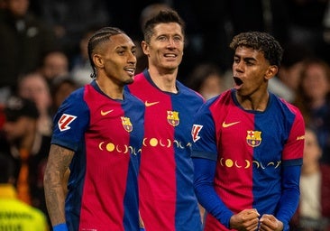 Raphinha, Lewandowski y Lamine Yamal celebran un gol durante un partido