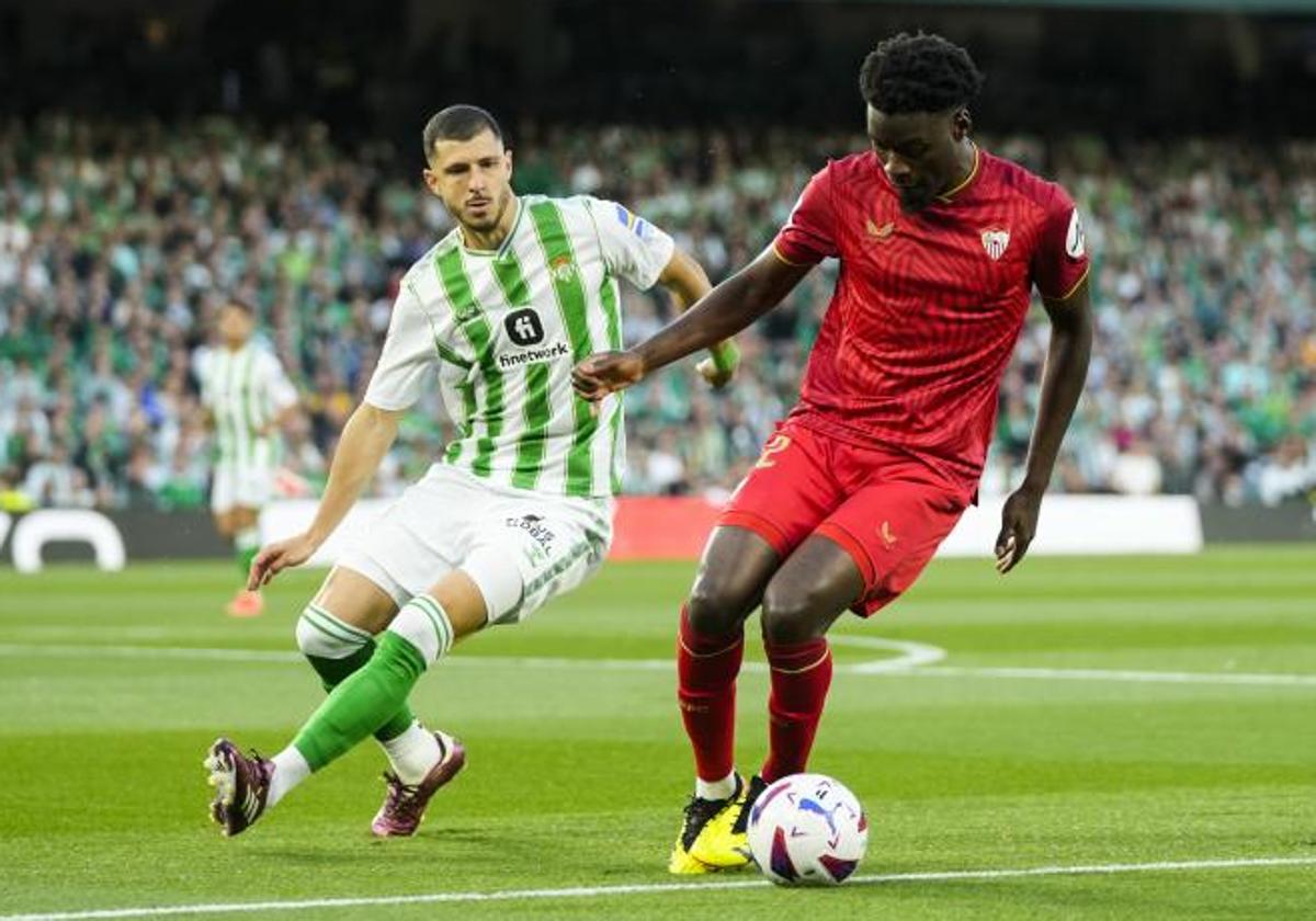 Agoumé controla el balón e intenta zafarse de Guido Rodríguez en el derbi de la pasada temporada en el Villamarín