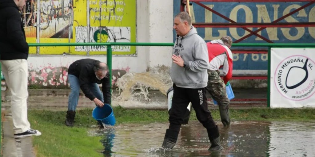 Calderos, octogenarios achicando y directivos con botas de agua: el esfuerzo del Astorga por jugar en medio del aguacero