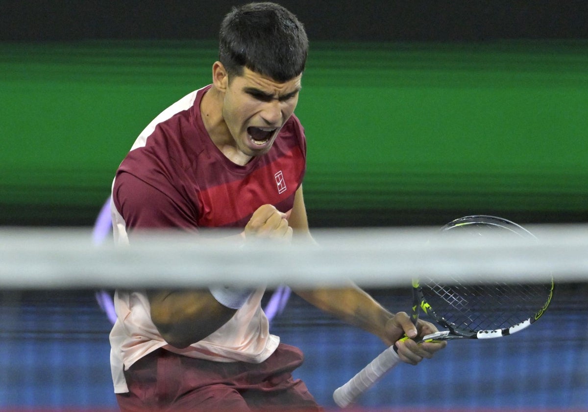 Alcaraz celebra junto a la red uno de sus puntos ante Shapovalov