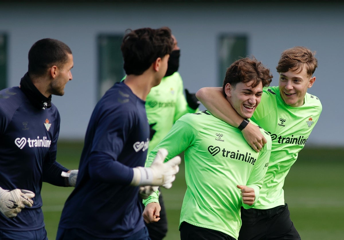 Jesús Rodríguez abraza a Mateo durante el entrenamiento del Betis