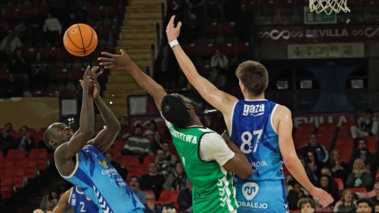 Tunde, peleando un balón sin dueño en el Betis Baloncesto - Caja Rural Zamora