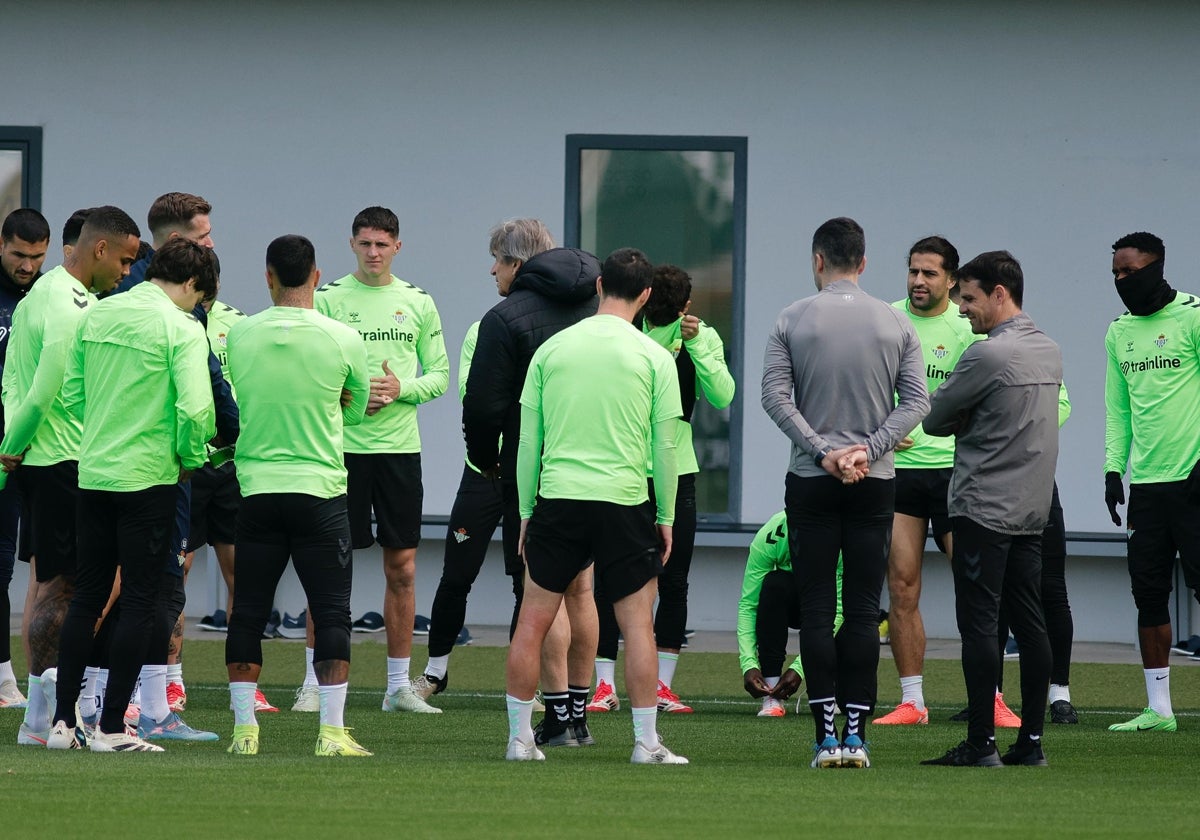 La plantilla verdiblanca, en torno a Pellegrini en uno de los entrenamiento de esta semana