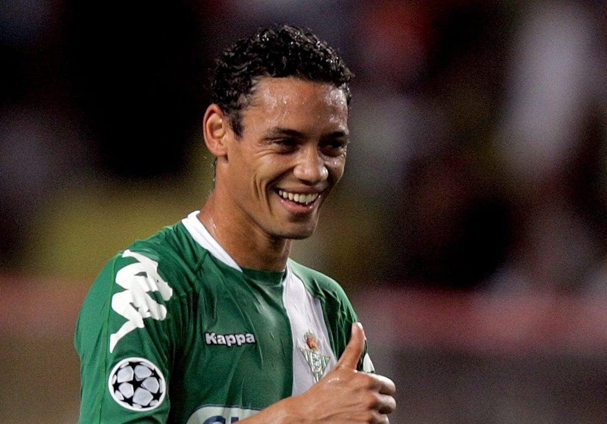 Ricardo Oliveira hace un gesto positivo tras el Mónaco - Betis que clasificó a los verdiblancos para la fase de grupos de la Champions 2005-06