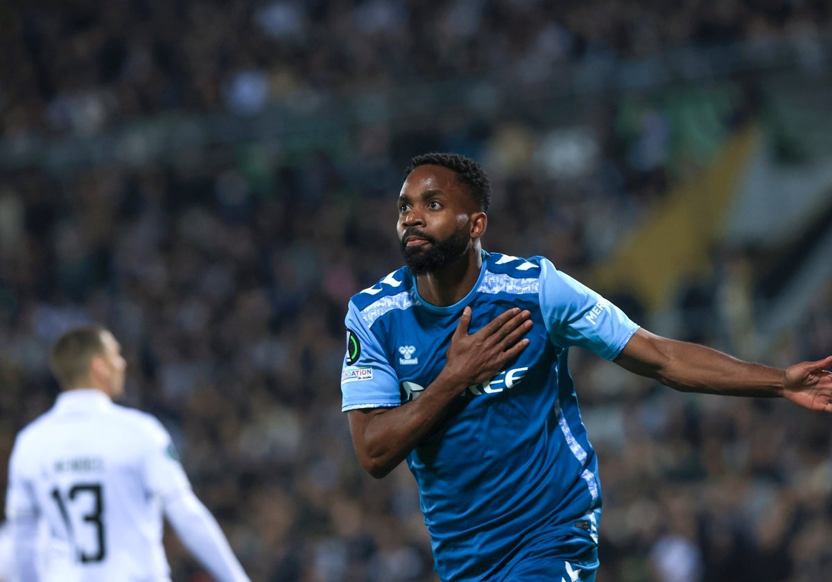 Cedrick Bakambu celebra el segundo gol que marcó al Vitoria SC en Guimaraes