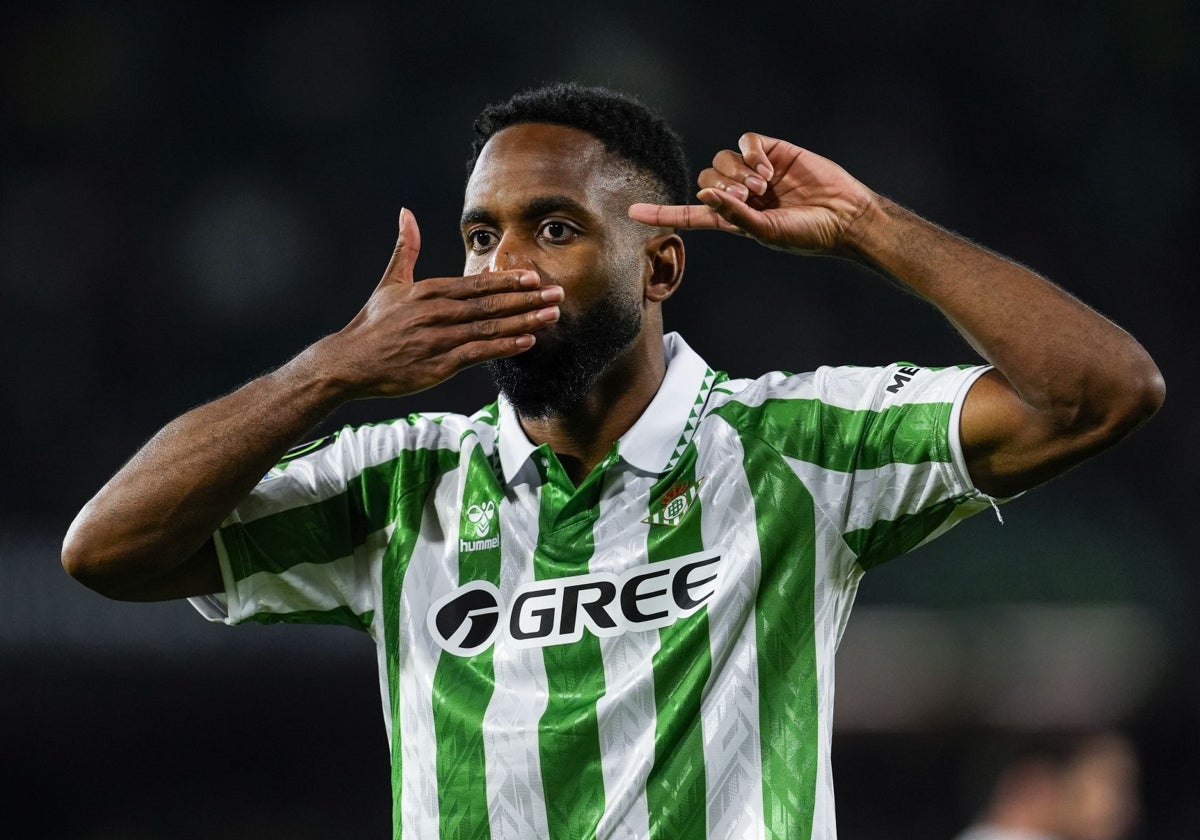 Cedrick Bakambu celebra el gol que le marcó al Vitoria de Guimaraes en el partido de ida