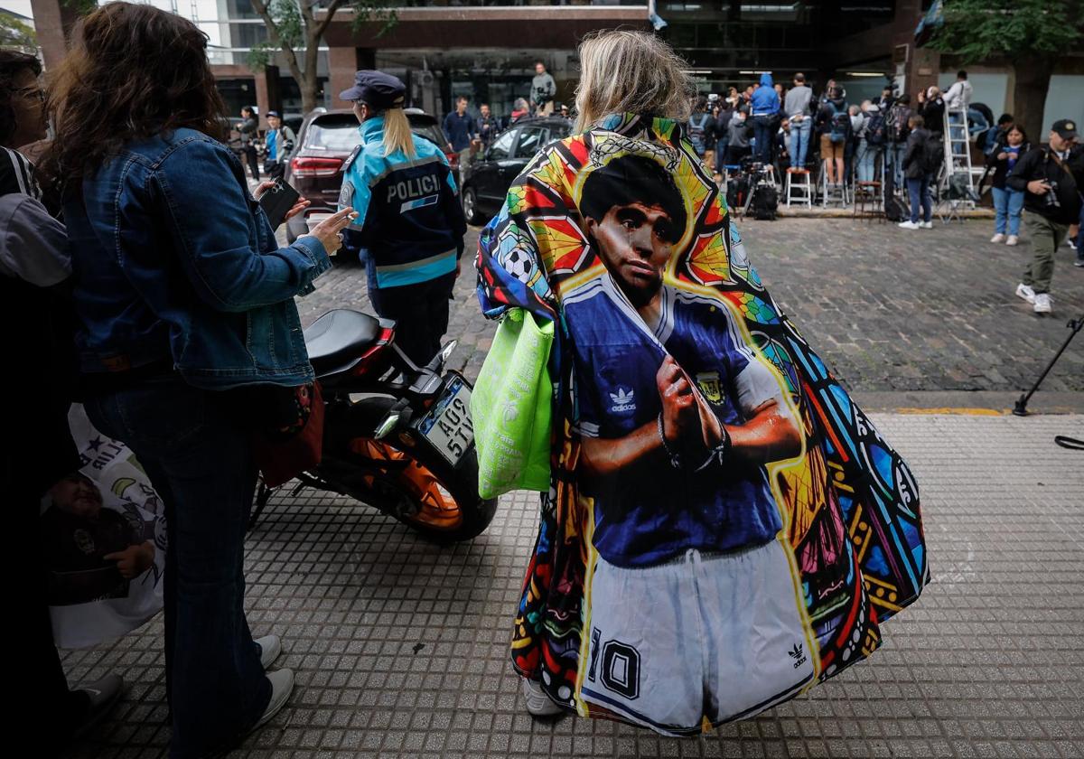 Simpatizantes de Diego Armando Maradona frente a los tribunales de San Isidro en Buenos Aires