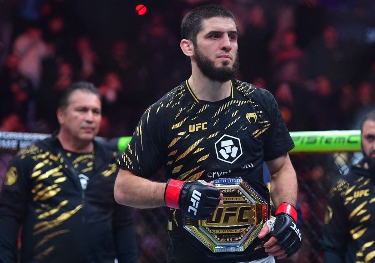El campeón del peso ligero de la UFC, Islam Makhachev, con su entrenador, Javier Méndez (atrás)