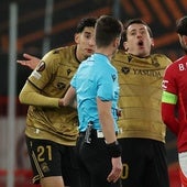 El capitán de la Real Sociedad Mikel Oyarzabal protesta al arbitro una decisión en el partido frente al United