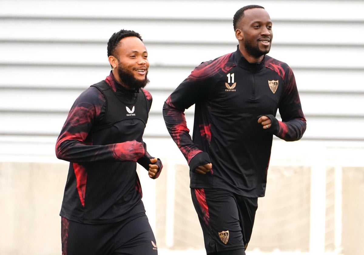 Chidera Ejuke corre junto a Lukebakio durante un entrenamiento