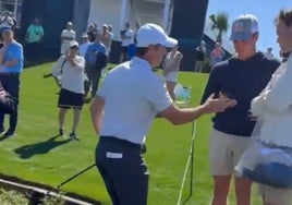 McIlroy le quita el teléfono a un joven jugador que se burló de él tras fallar un golpe