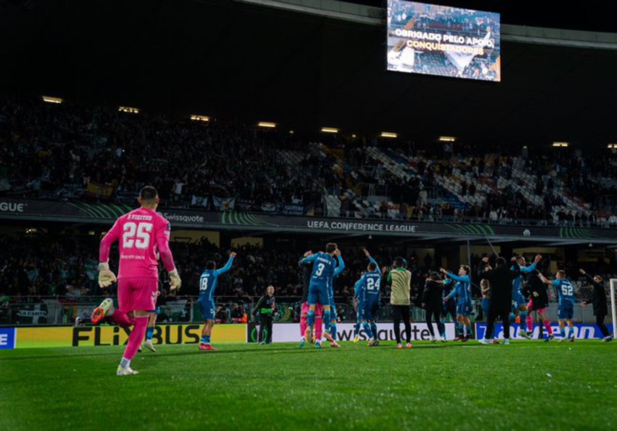 Los jugadores del Real Betis celebran con la afición verdiblanca la clasificación a cuartos de final de la Conference League en Guimaraes