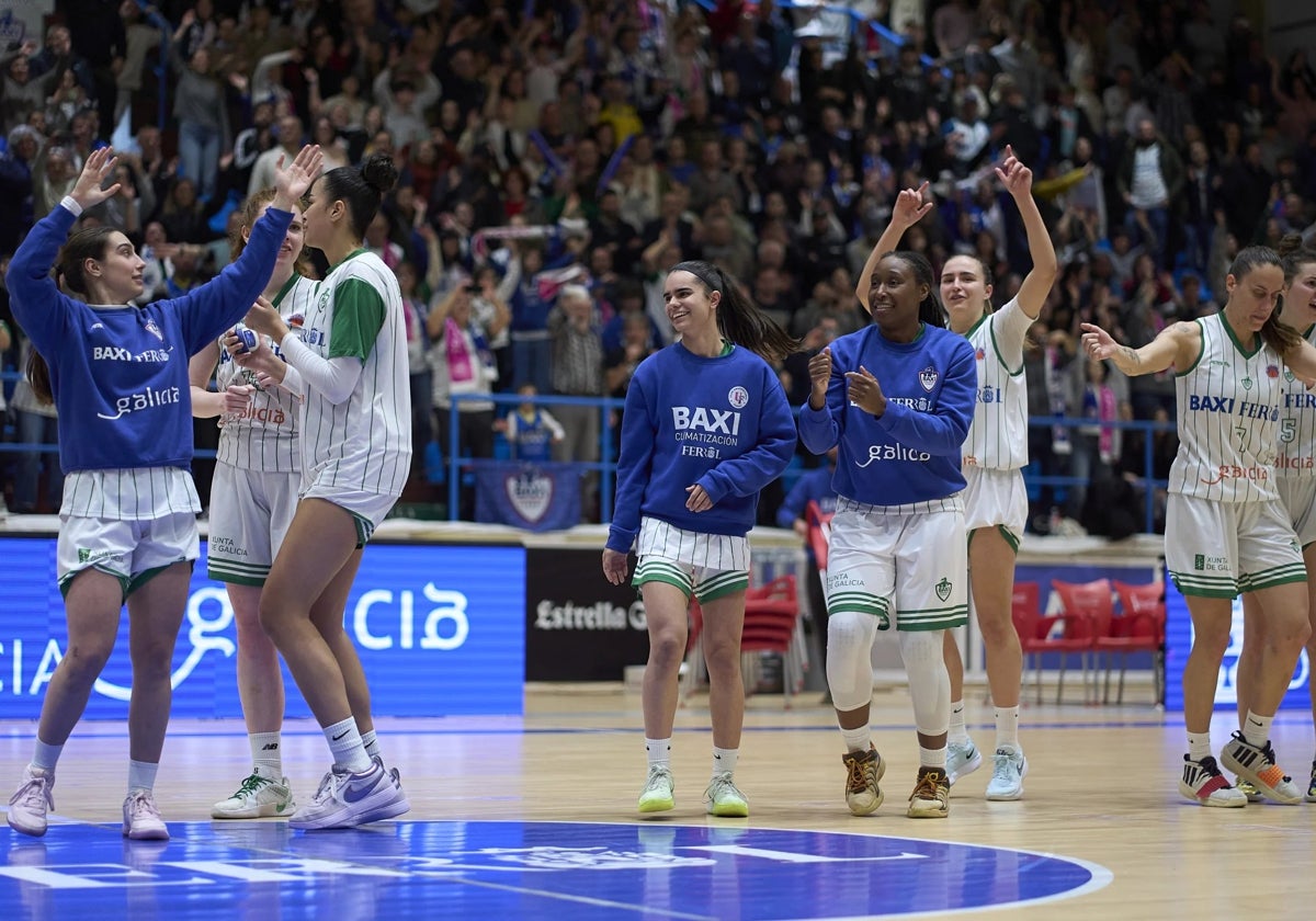 Las jugadoras del BAXI Ferrol celebran la victoria en el partido de ida ante el Asvel