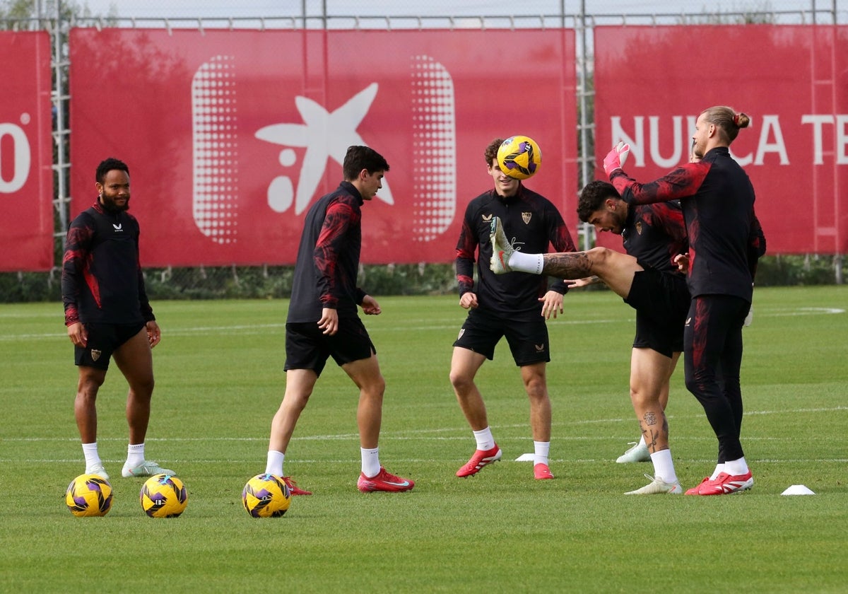 Varios jugadores del Sevilla en un entrenamiento previo a recibir al Athletic