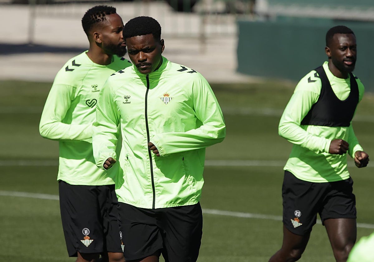 William Carvalho, junto a Bakambu y Sabaly en el entrenamiento de este sábado en la ciudad deportiva