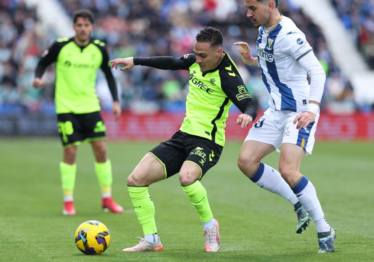 Antony controla un balón ante Javi Hernández durante el Leganés- Betis