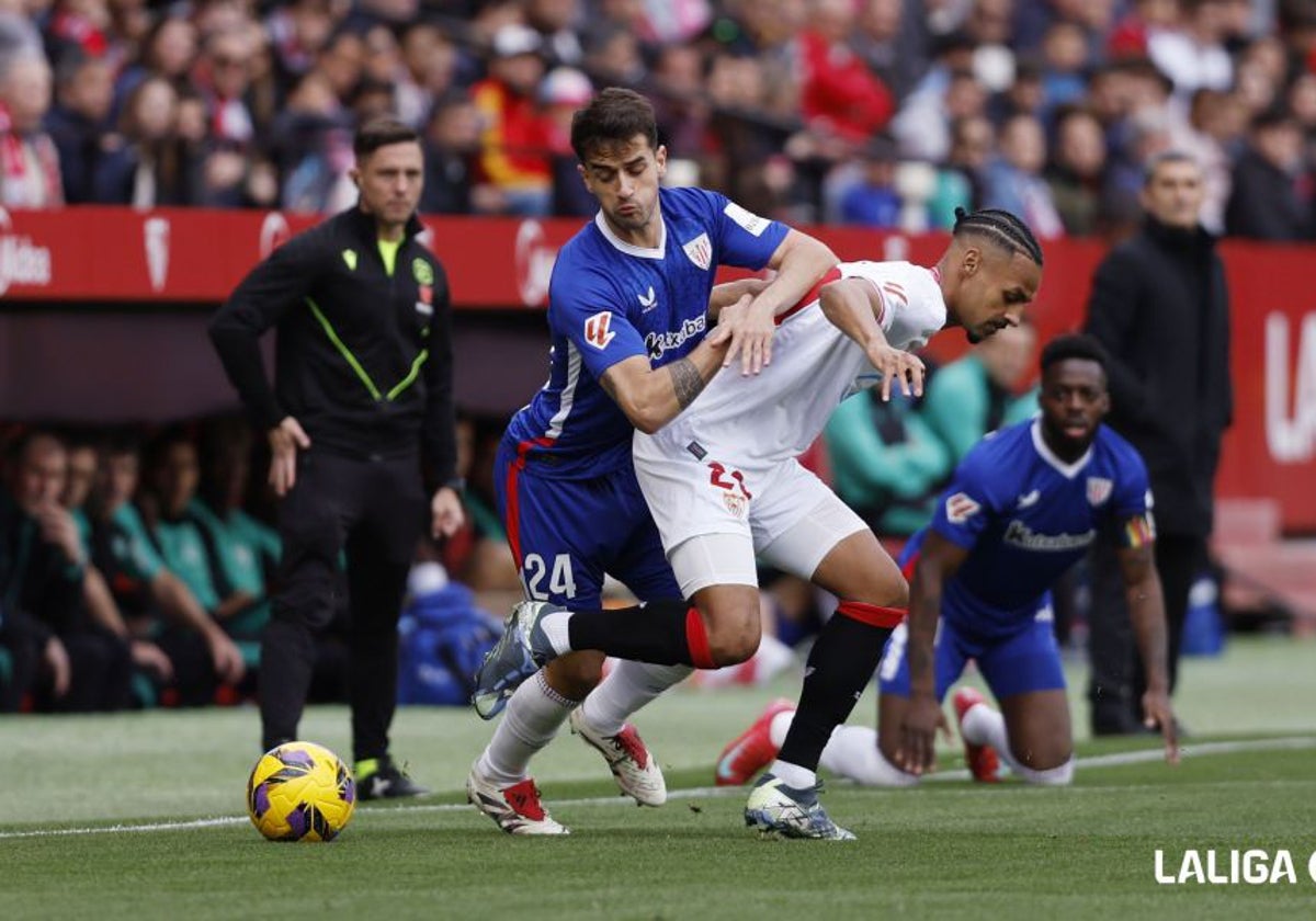 Beñat Prados pugna con Sow en el Sevilla - Athletic