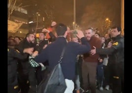 Locura con el Betis: la afición recibe al equipo en la ciudad deportiva y ya lo espolea para el derbi