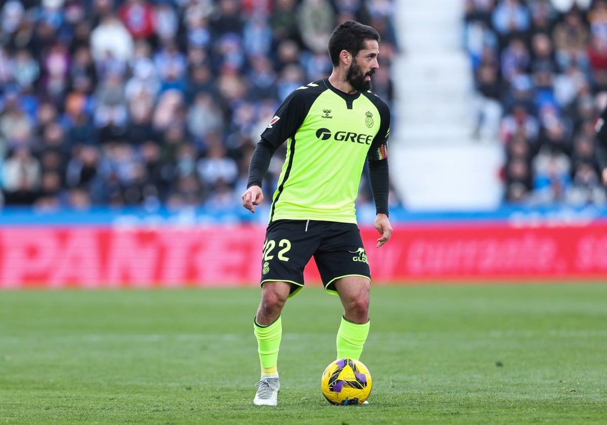 Isco, con la pelota controlada en el Leganés - Betis