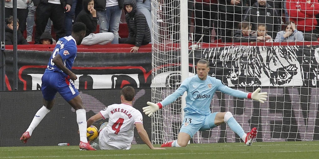 Nyland para su primer penalti con el Sevilla y certifica su buen momento: «Me llevo un sabor agridulce»