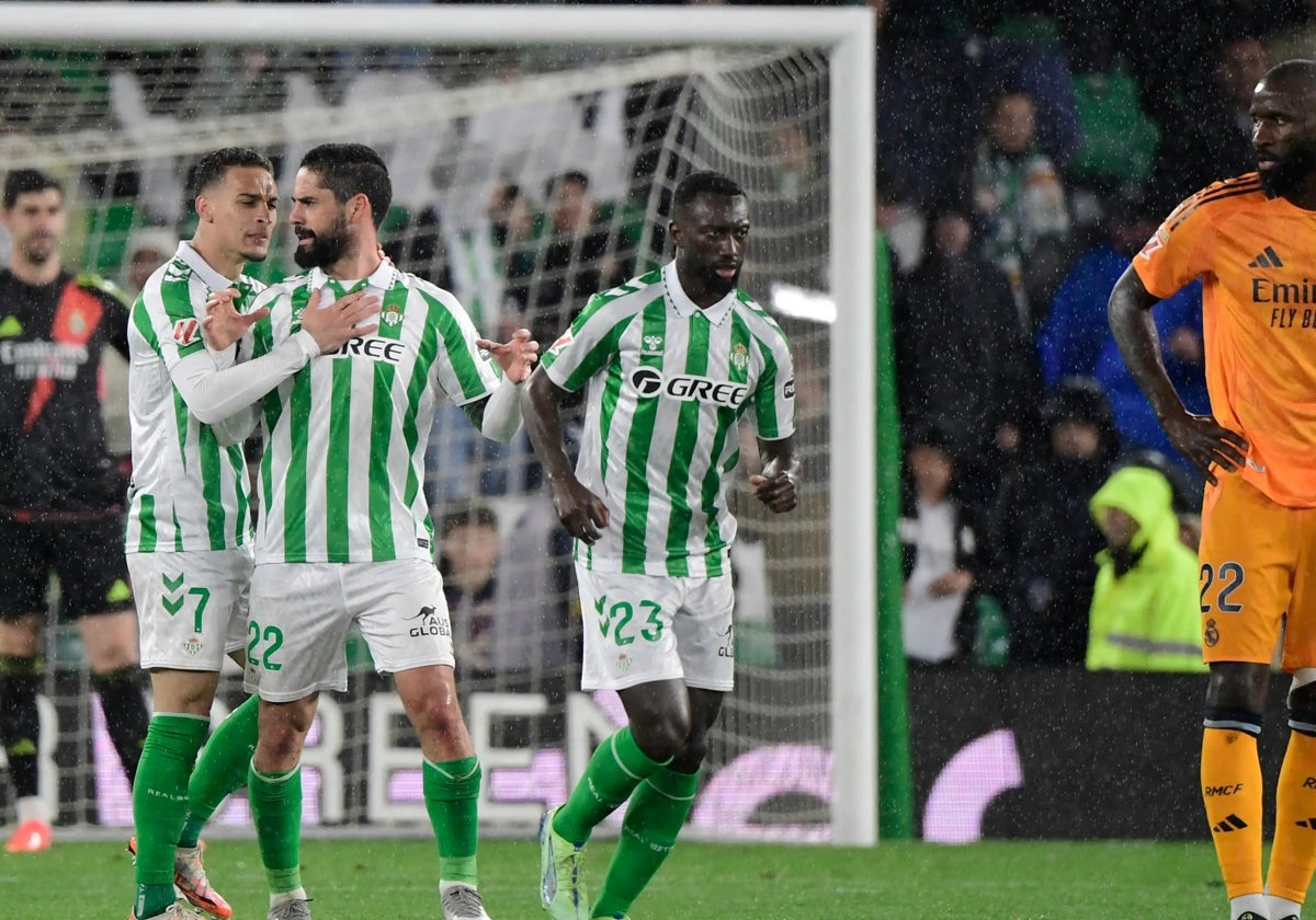 Isco celebra su gol al Madrid con Antony y Sabaly