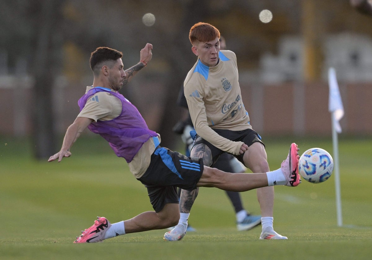 Gonzalo Montiel y Valentín Barco, con la selección argentina